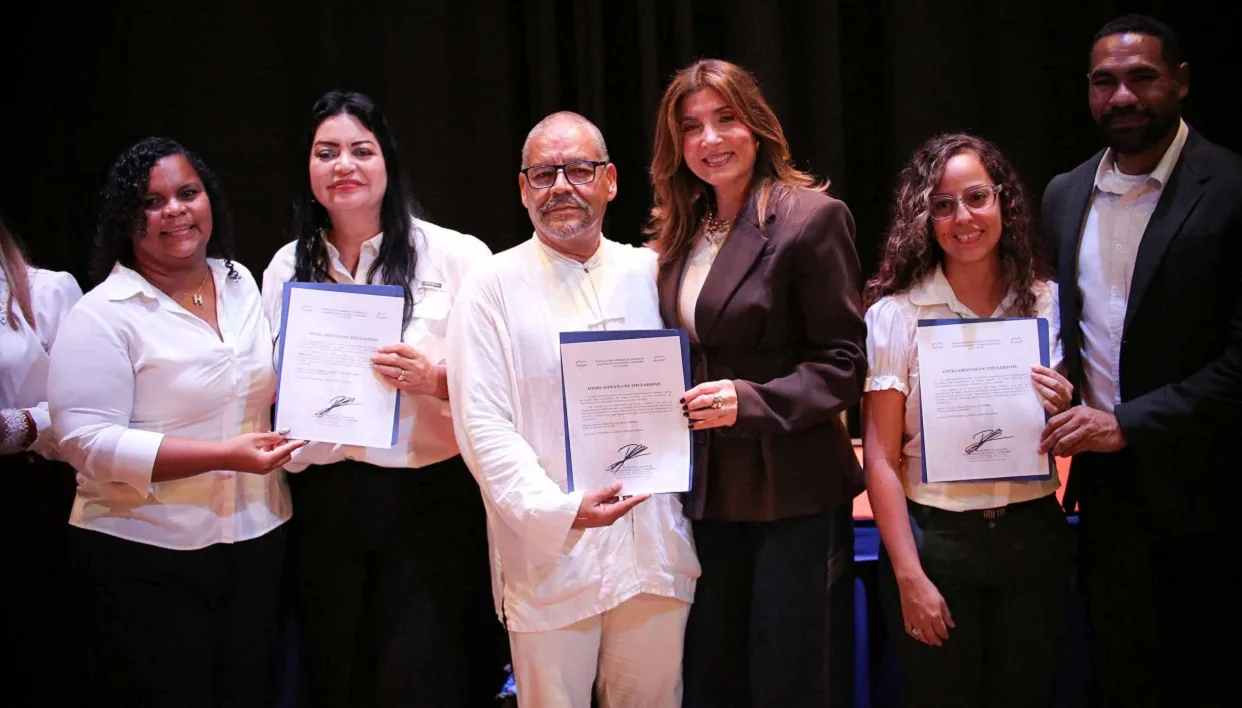 Carabobo entrega titularidad a mil docentes estadales