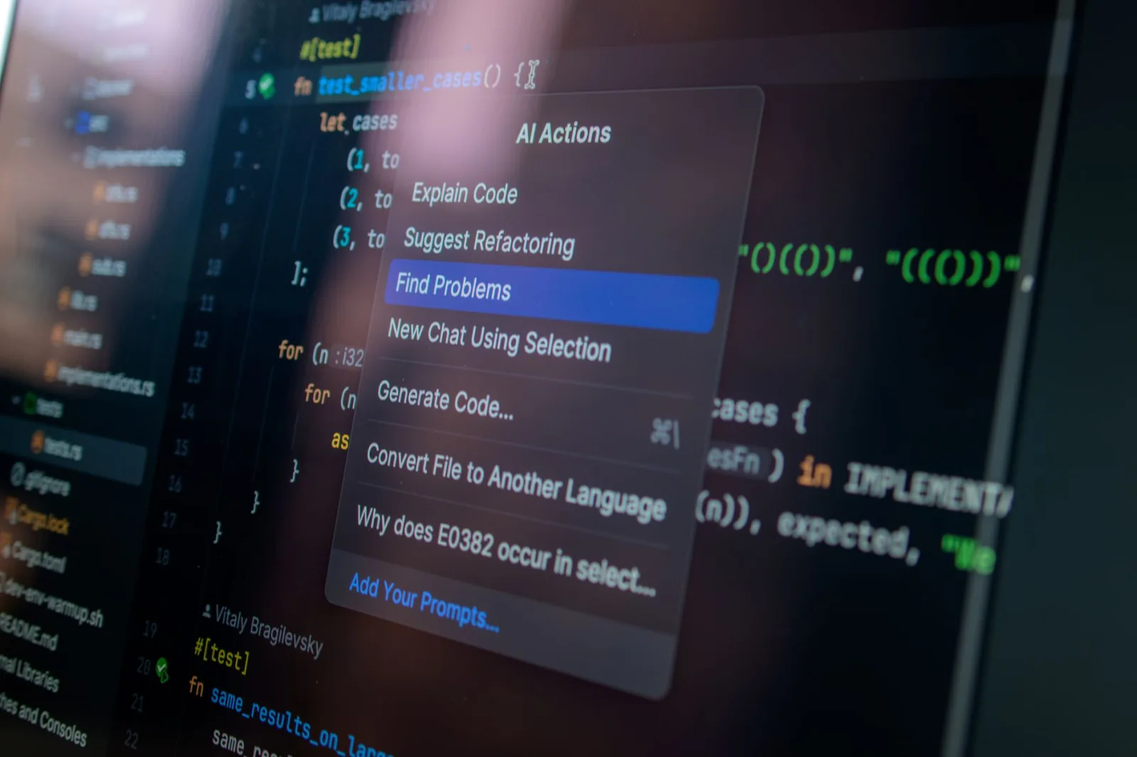 Vista detallada de la pantalla de una computadora que muestra código junto con un menú de acciones de IA, como ejemplo del desarrollo de software moderno.
