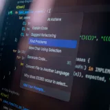 Vista detallada de la pantalla de una computadora que muestra código junto con un menú de acciones de IA, como ejemplo del desarrollo de software moderno.