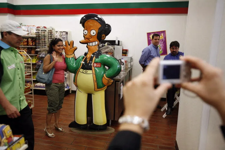 Apu recupera la voz en Los Simpson tras casi una década