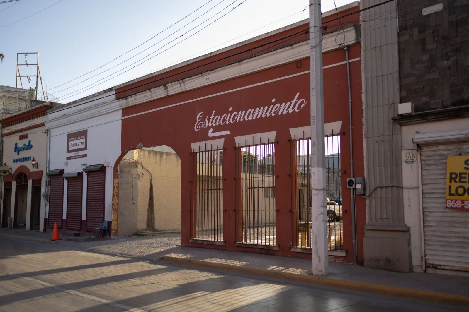 Vista de una calle tradicional en Heroica Matamoros, que muestra arquitectura antigua y encanto cultural.