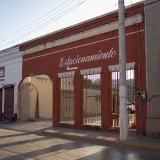 Vista de una calle tradicional en Heroica Matamoros, que muestra arquitectura antigua y encanto cultural.