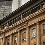 Fachada arquitectónica clásica del Deutsche Bank en Fráncfort, Alemania.