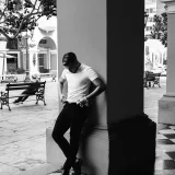 Modelo de moda posando con estilo en un entorno urbano en blanco y negro en Lima, Perú.