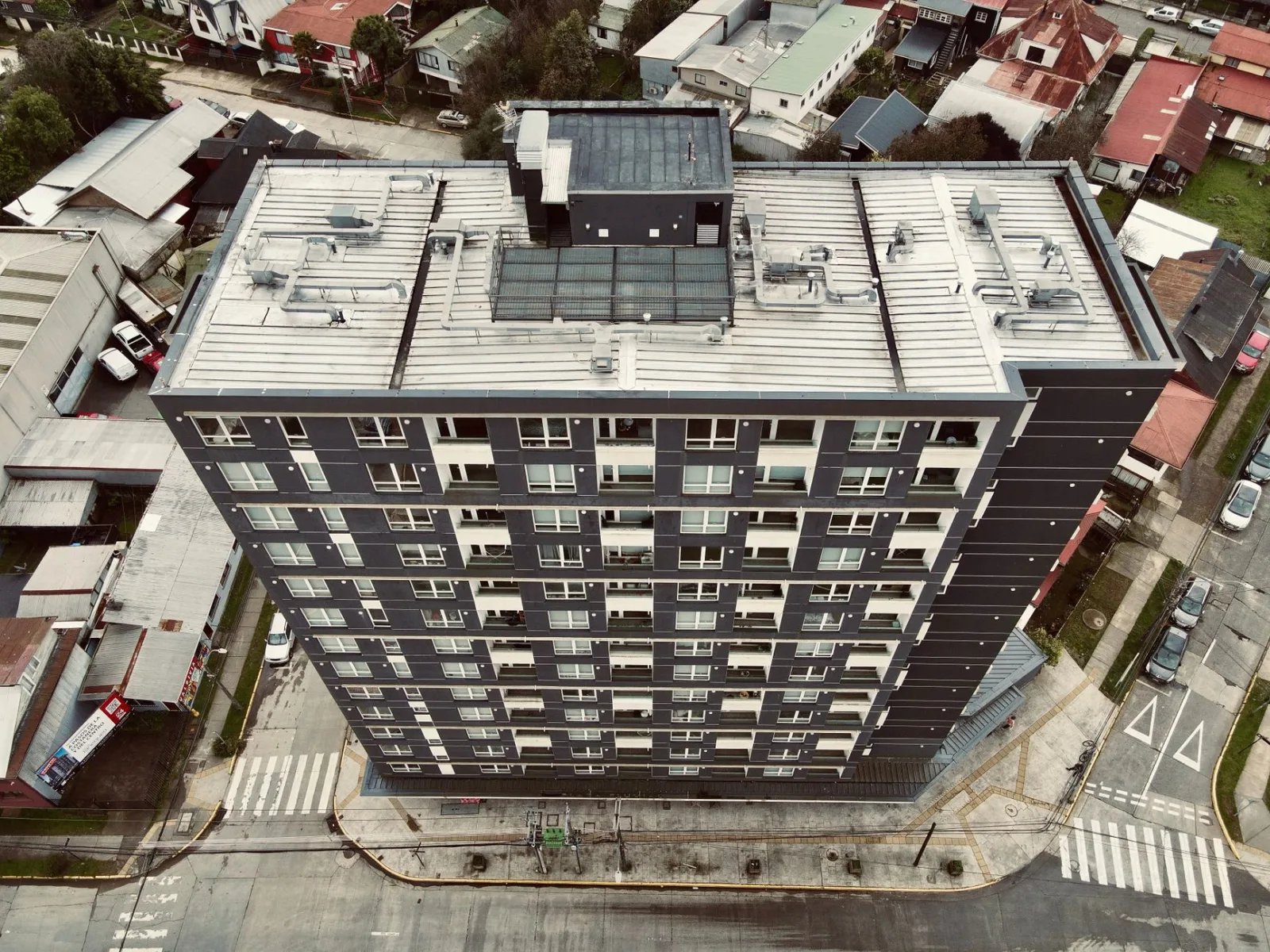 Descubre un edificio de apartamentos de gran altura desde arriba en Valdivia, Chile.