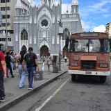 Cerca de 50 autobuses continúan retenidos en el país