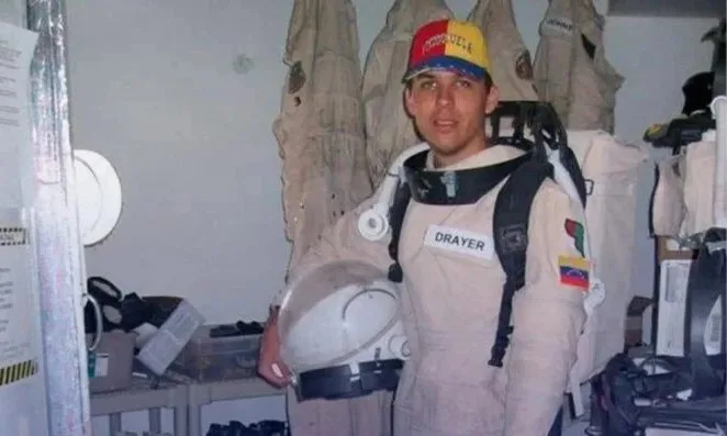 Gregorio Drayer entra al área de control de la Nasa