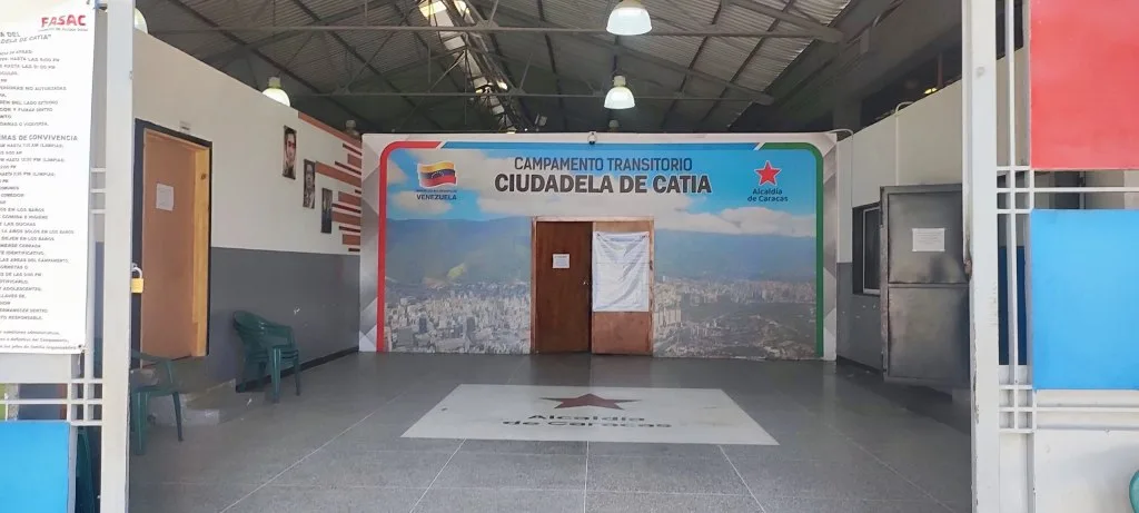 Hacinamiento en refugios de Caracas expone a mujeres y niñas