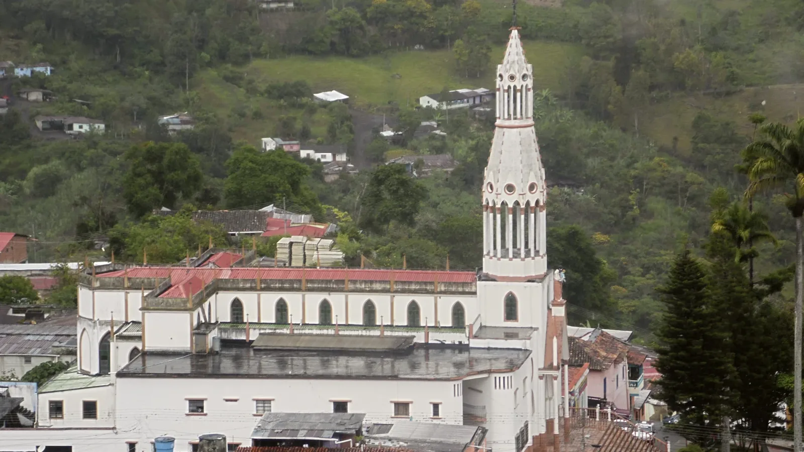 Vecinos de Delicias Viejas siguen sin luz tras fallo