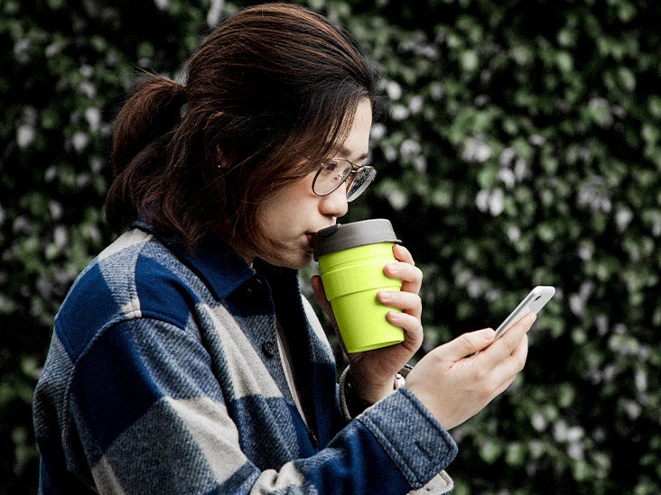 Bebedores de café dan 1,000 pasos diarios adicionales pero pierden alrededor de 30 minutos de sueño
