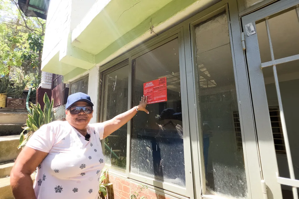 Sonrisa Grande sigue entre carpas y daños tras cuatro meses