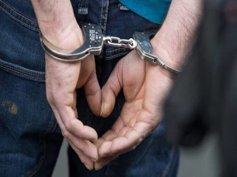 Incautaron 40 panelas de droga que llevaban en una moto