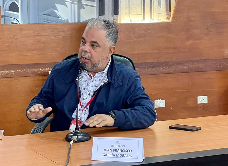 
				Diputado Juan García presentó informe de agresiones a la libertad de expresión por parte de opositores del Zulia			