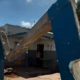 Atienden a tres familias por caída de árbol en Maracaibo