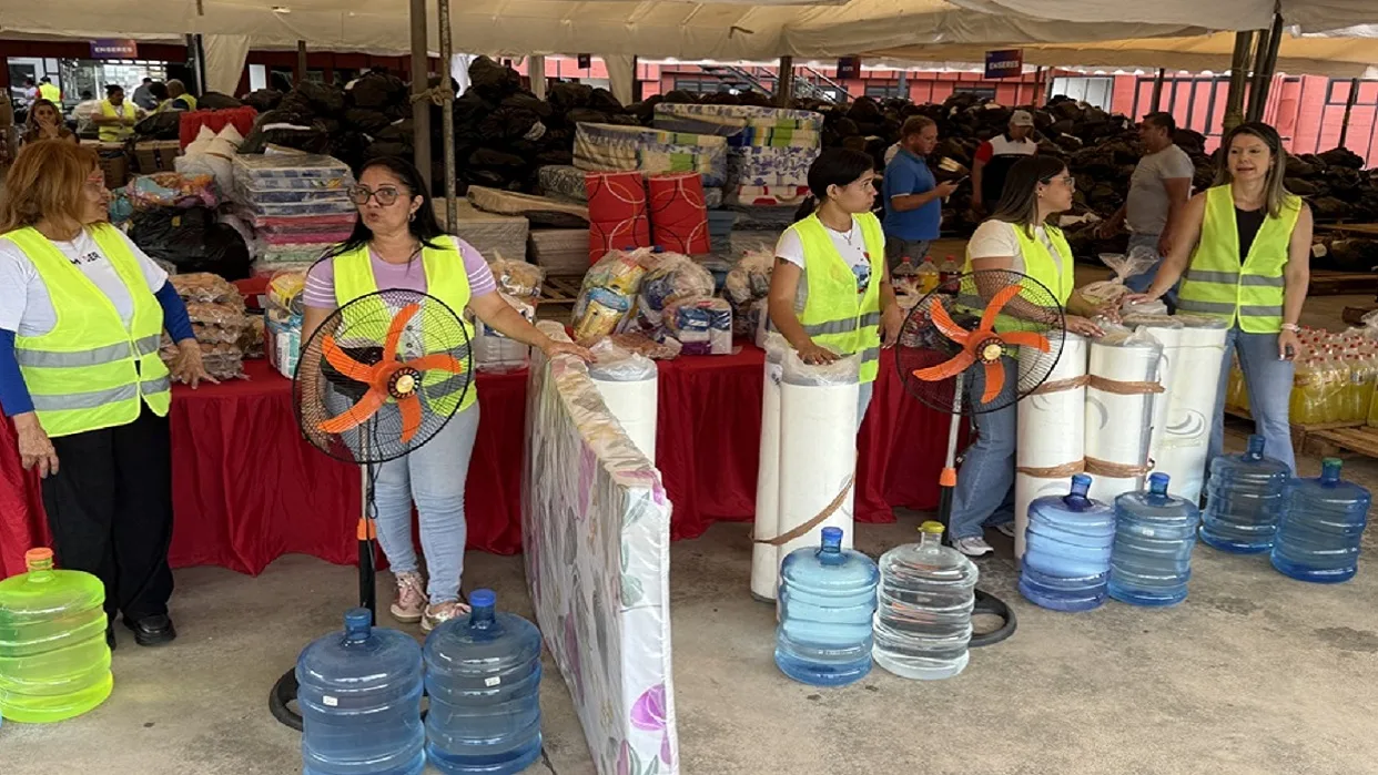Valencia reparte ayuda humanitaria a familias de La Guaira y Caracas