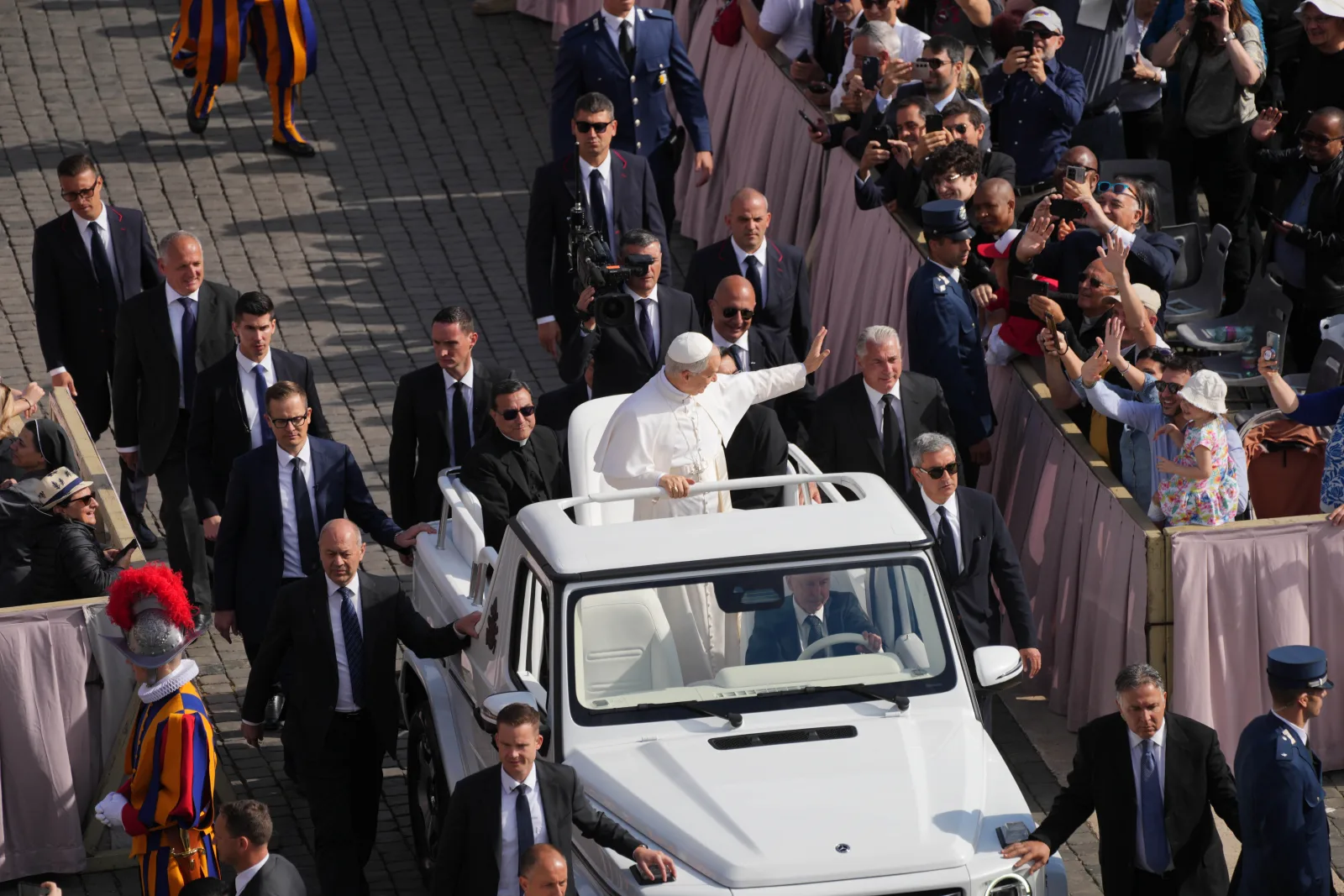 Papa León XIV nel Papamóvil