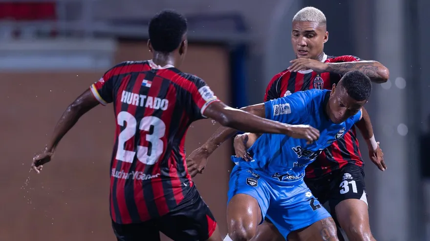 Peñalba firma doblete y Tauro FC vence 2-0 a Sporting