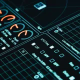 Primer plano de una interfaz digital que muestra gráficos futuristas y análisis de datos con poca iluminación.