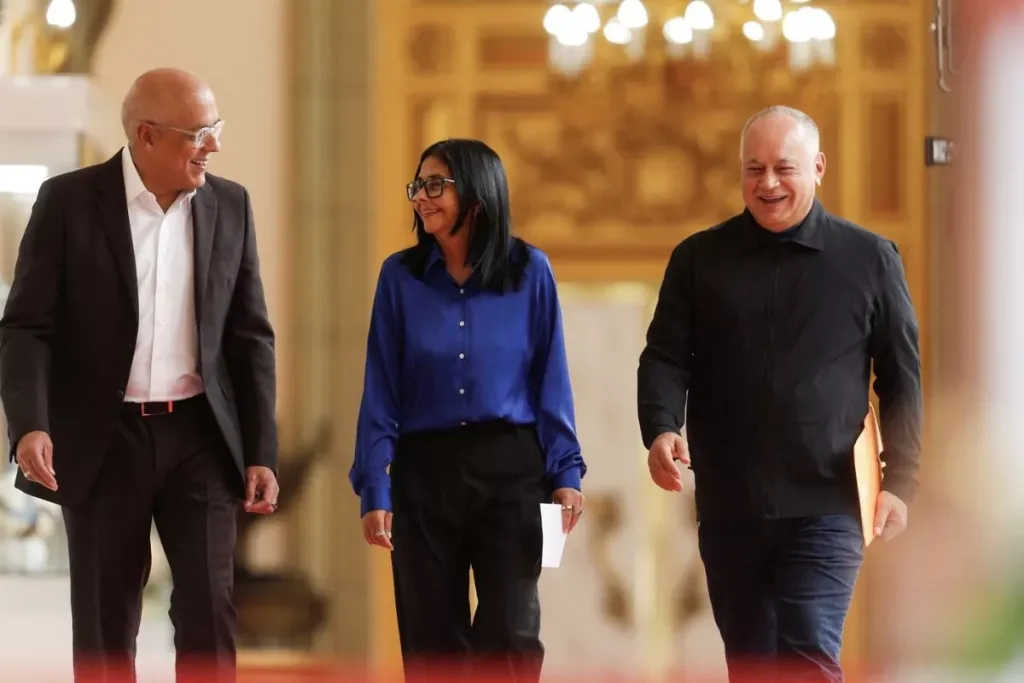 Machado gana respaldo mientras chavismo se fractura