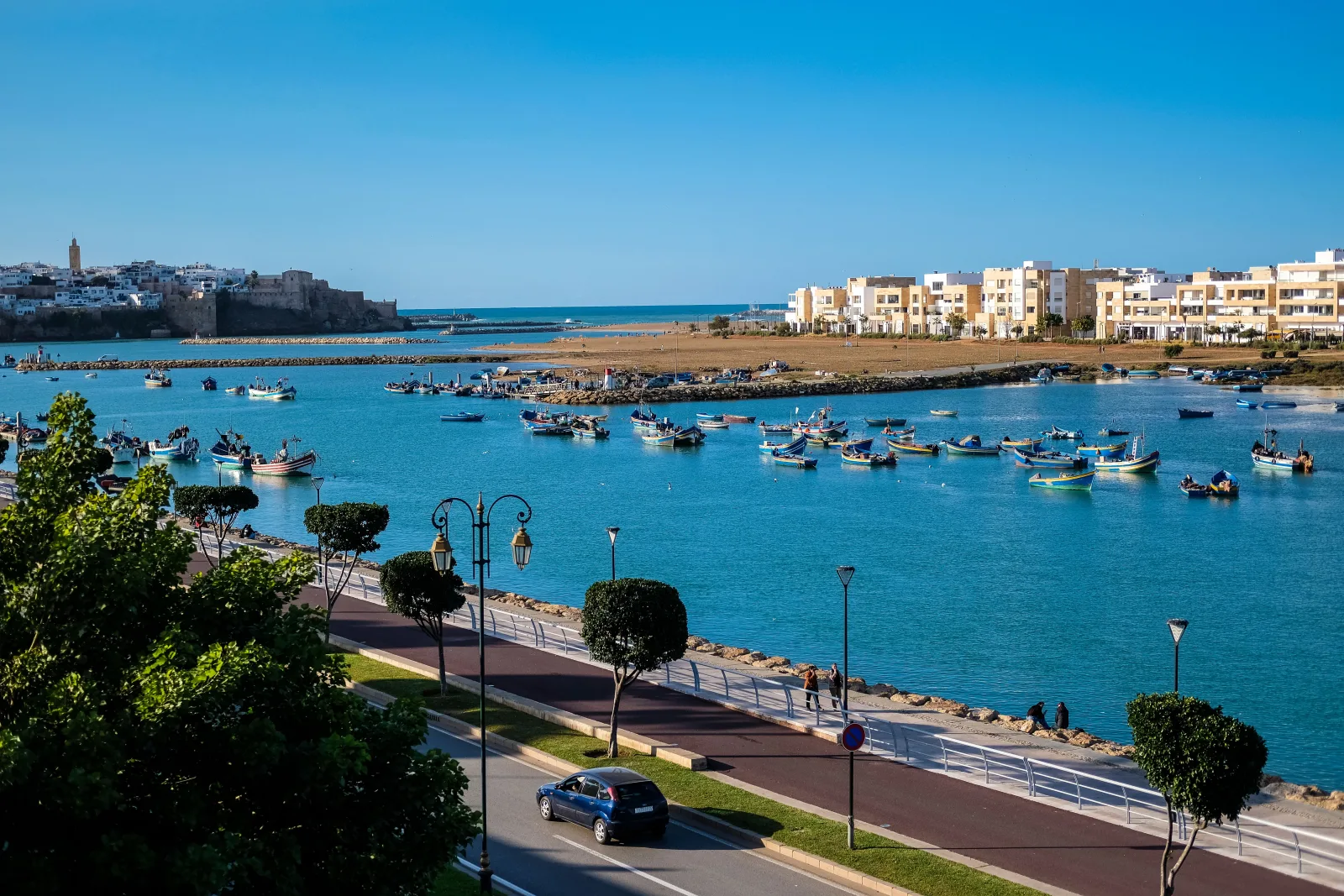 Explora el vibrante puerto de Rabat con barcos tradicionales y arquitectura costera.