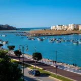 Explora el vibrante puerto de Rabat con barcos tradicionales y arquitectura costera.