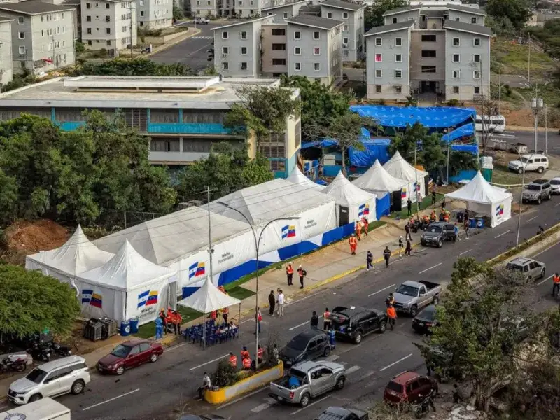 El Salvador abre hospital de campaña 24 horas en La Guaira