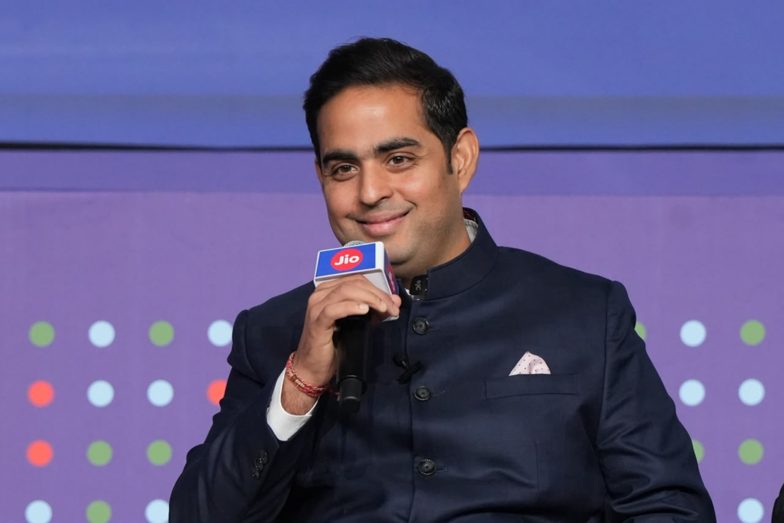 Jio sube 21% en su estreno tras captar US$3,2 millardos