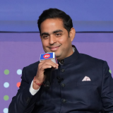 Jio sube 21% en su estreno tras captar US$3,2 millardos