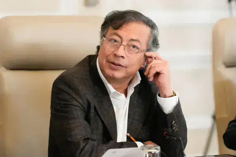 Petro afirma que dejará la presidencia al terminar su mandato y critica alerta de EEUU