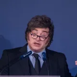 Milei resiste cambios mientras crece la presión por reactivar