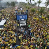 Lula y Flávio Bolsonaro cierran campaña con actos masivos