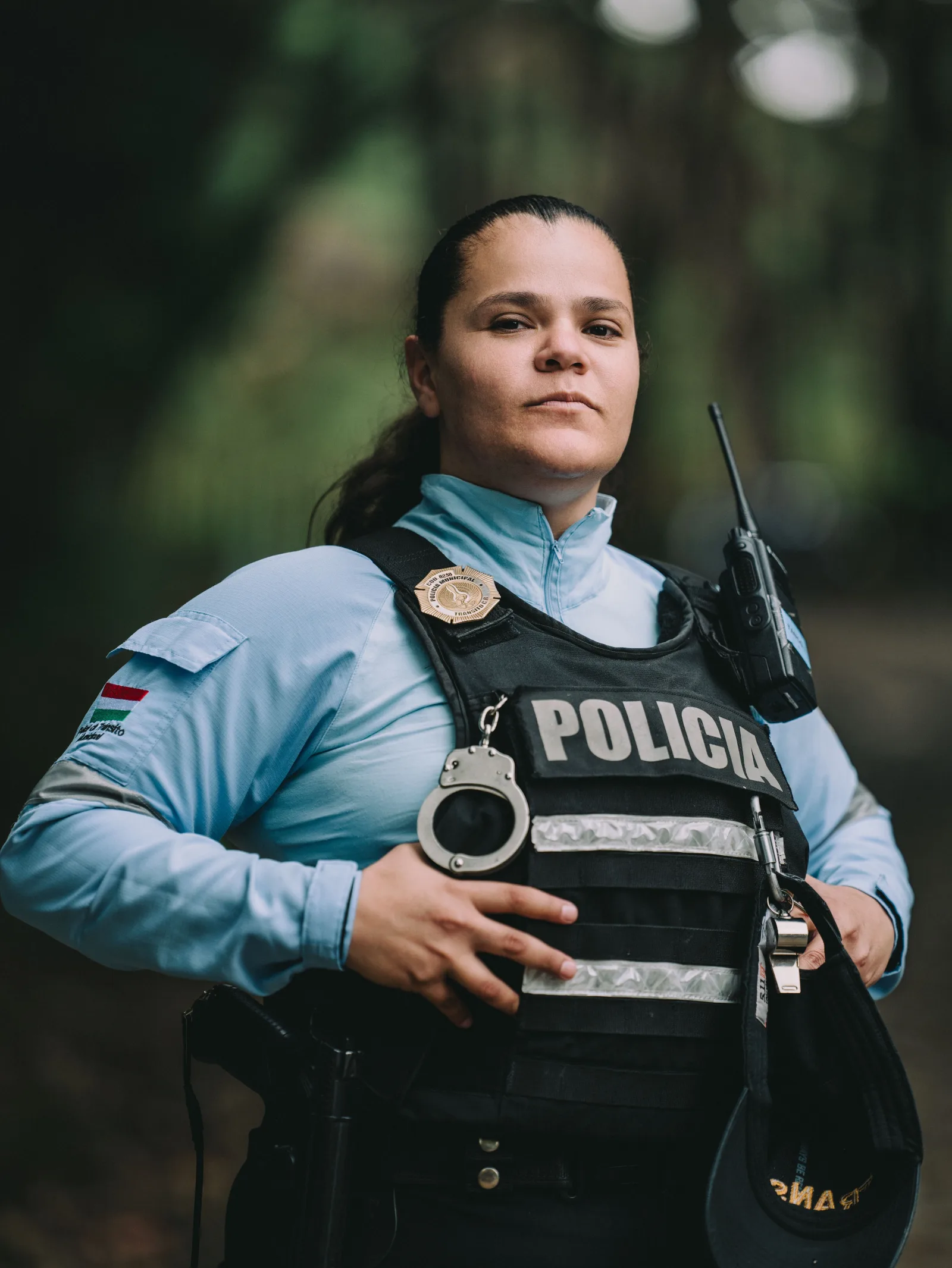Retrato de una agente de policía segura de sí misma, vestida con uniforme al aire libre.