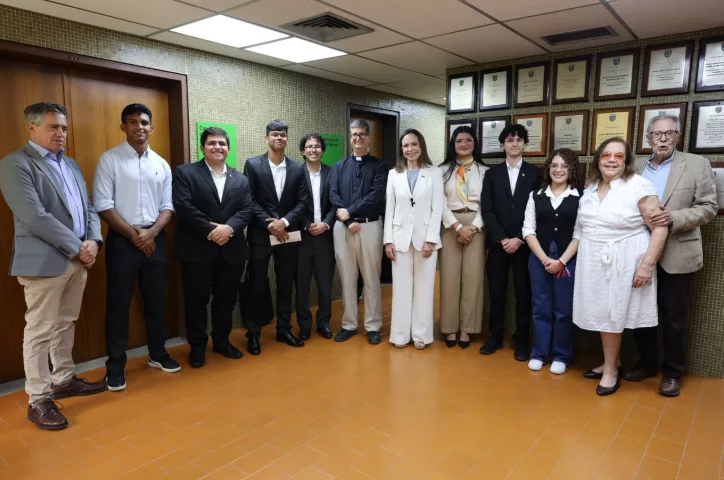 Representantes de la UCAB entregaron distinción a María Corina Machado