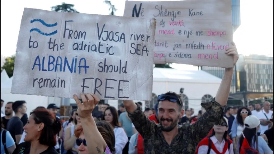 Albania endurece penas contra protestas violentas en Tirana