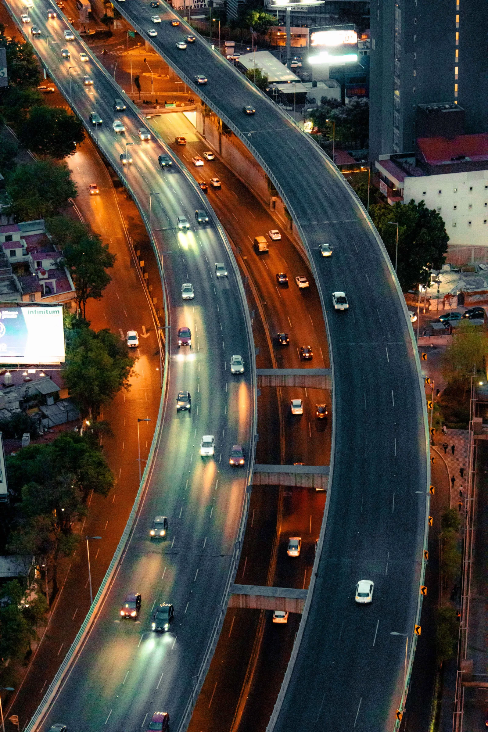 Una impresionante vista aérea de las transitadas autopistas de la Ciudad de México, bellamente iluminadas por la noche.