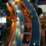 Una impresionante vista aérea de las transitadas autopistas de la Ciudad de México, bellamente iluminadas por la noche.