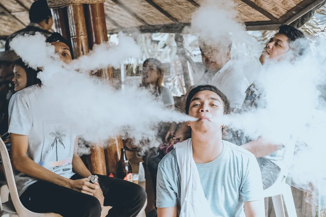 Vapear o fumar reduce 15% la forma física en jóvenes
