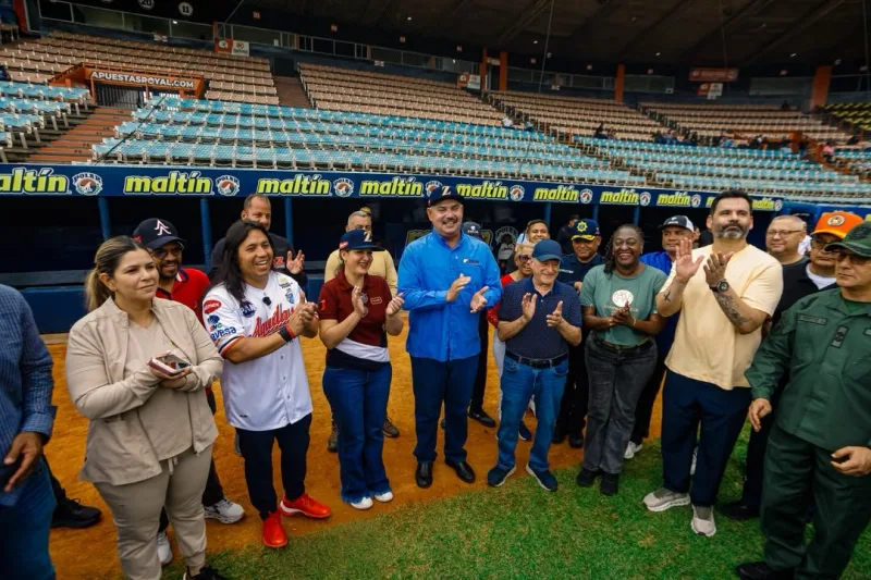 Luis Caldera visita el Estadio Luis Aparicio para la temporada
