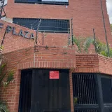 Vecinos de La Guaira custodian edificios entre ruinas
