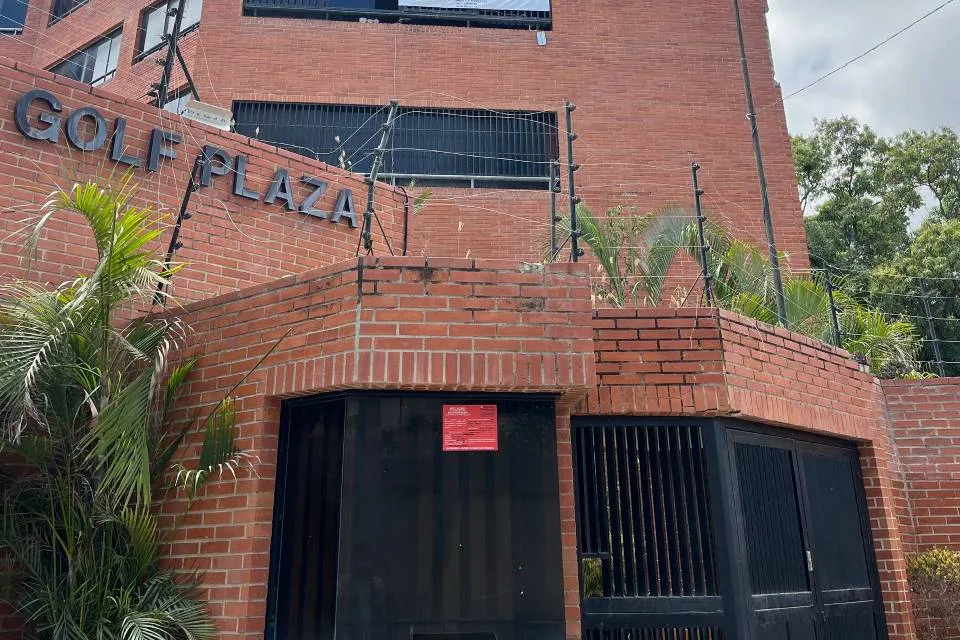 Vecinos de La Guaira custodian edificios entre ruinas