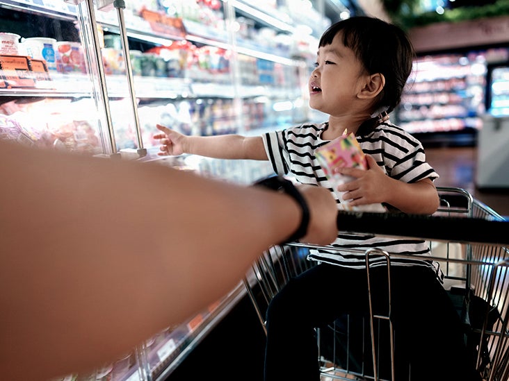 ¡Padres alerta! Los alimentos empacados dirigidos a niños contienen significativamente más azúcar