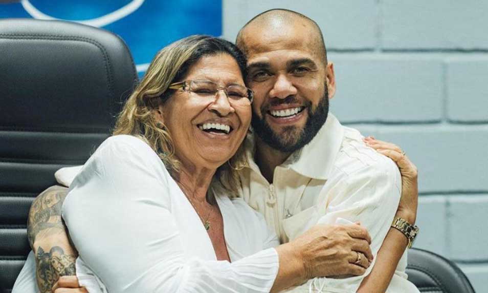 Madre de Alves rompe anonimato de la supuesta víctima de su hijo