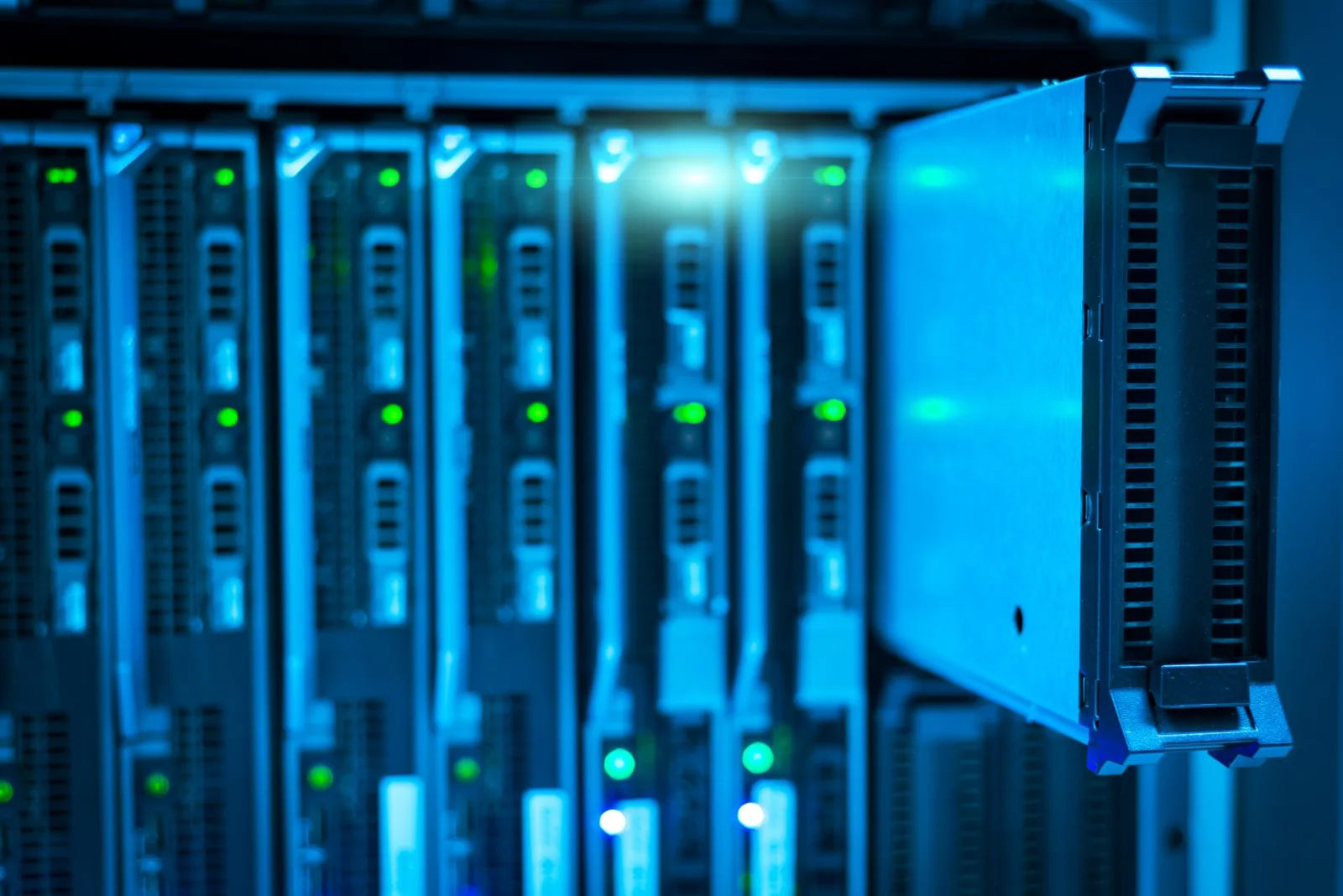 Vista detallada de un rack de servidores, con énfasis en la tecnología y el almacenamiento de datos.