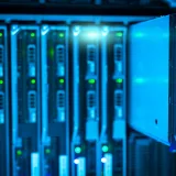 Vista detallada de un rack de servidores, con énfasis en la tecnología y el almacenamiento de datos.
