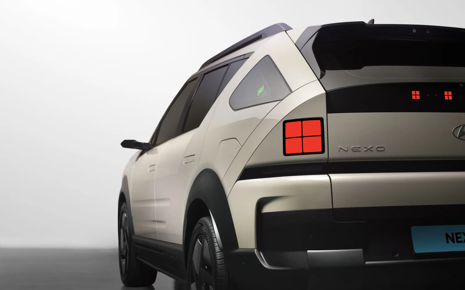 Vista detallada de la parte trasera del Hyundai Nexo FCEV, capturada en un estudio moderno.