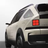 Vista detallada de la parte trasera del Hyundai Nexo FCEV, capturada en un estudio moderno.