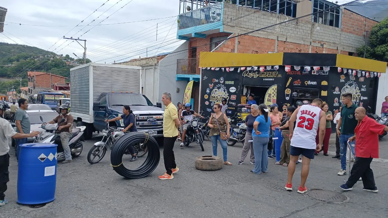 Más de 50 familias protestan en Lagunillas tras cuatro días sin luz