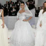 Famosos recuerdan y emulan a Karl Lagerfeld en la Met Gala