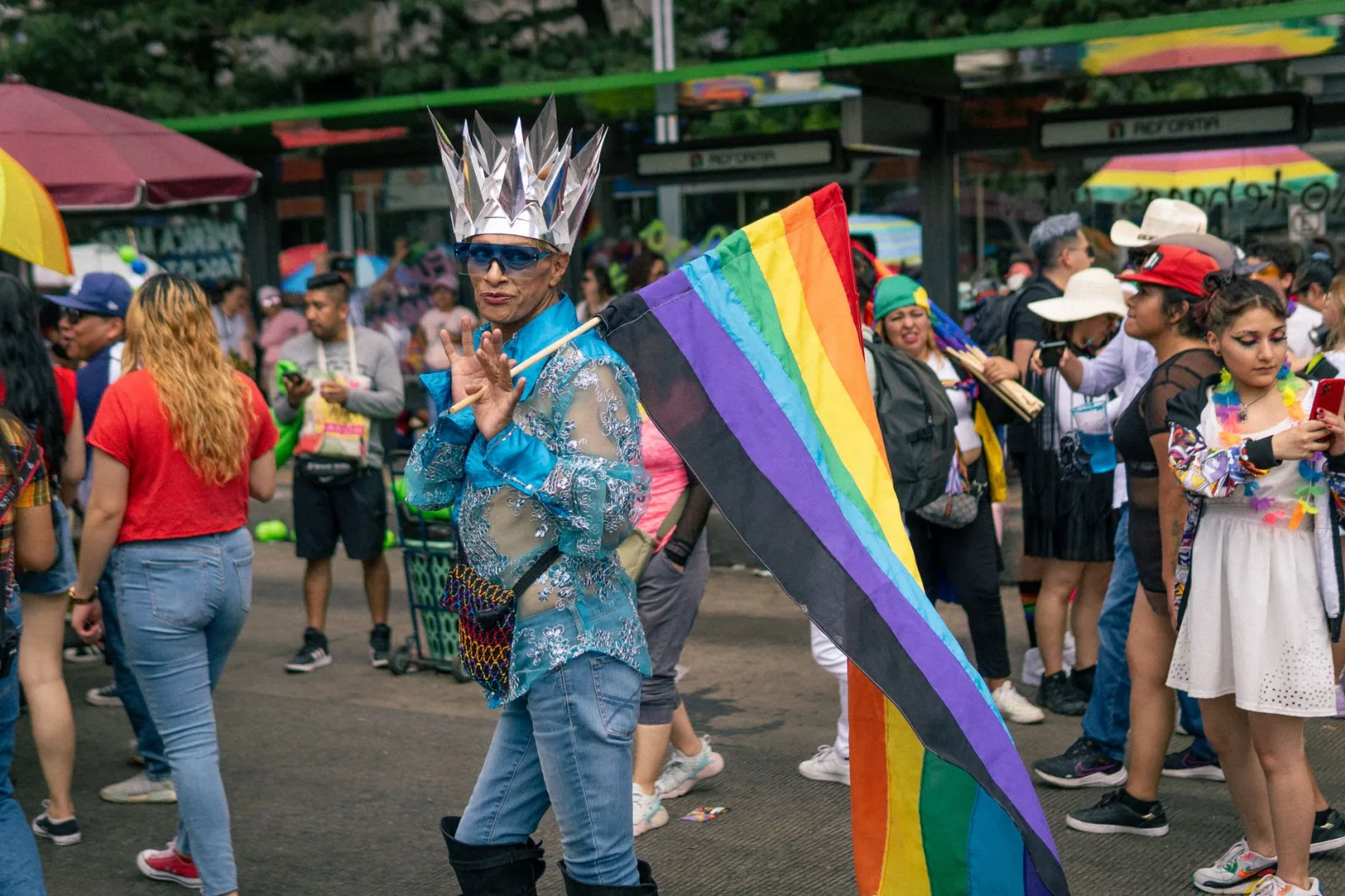 Desfile colorido del orgullo LGBTQ con participantes diversos que celebran la unidad y la igualdad.