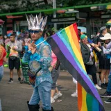 Desfile colorido del orgullo LGBTQ con participantes diversos que celebran la unidad y la igualdad.